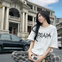 プラダ 偽物 ロゴ Tシャツ ホワイトお洒落に♪ pun05846